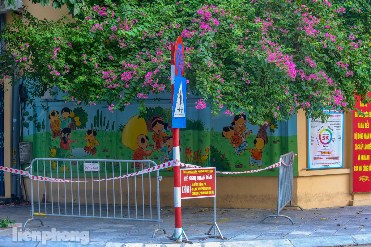 Khắp các khu phố, nơi dễ tập trung đông người, có người tập thể dục... đều được dựng barie, giăng dây.