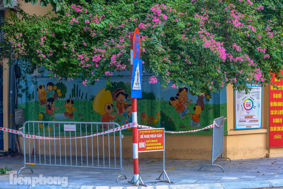 Khắp các khu phố, nơi dễ tập trung đông người, có người tập thể dục... đều được dựng barie, giăng dây.