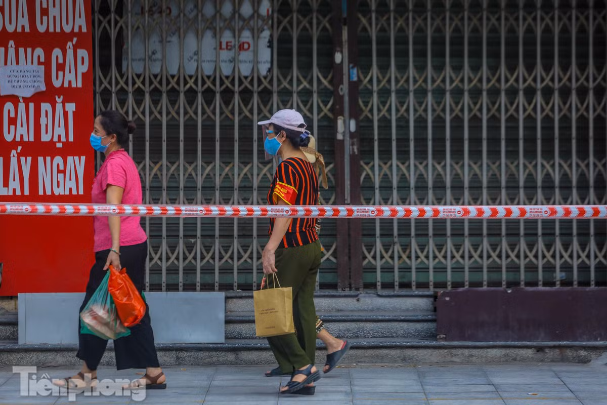 Người dân đi chợ được phát tem, phiếu vào chợ.