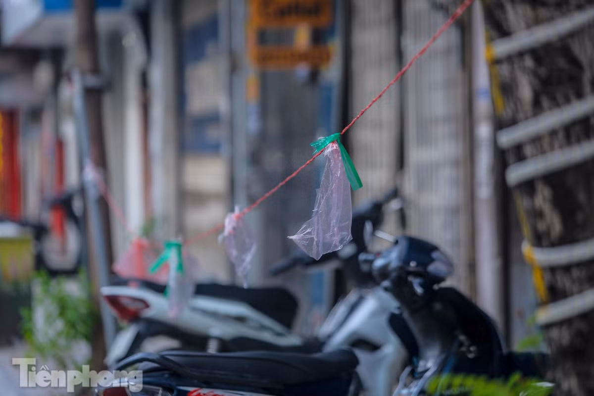 Mặc dù không buôn bán, cửa luôn đóng, nhưng dây vẫn được căng trước cửa một nhà trên phố Tây Sơn.