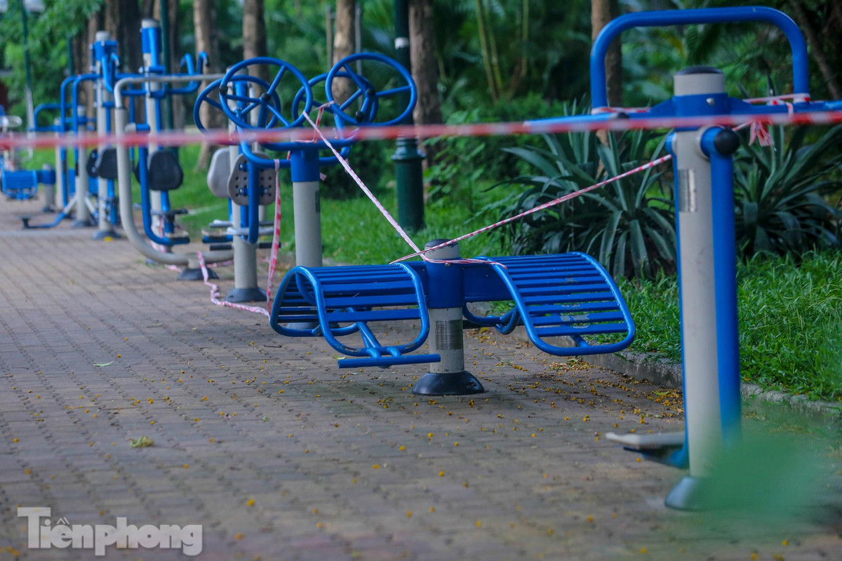 Những thiết bị tập công cộng cũng được giăng dây để tránh người dân sử dụng tập thể dục.