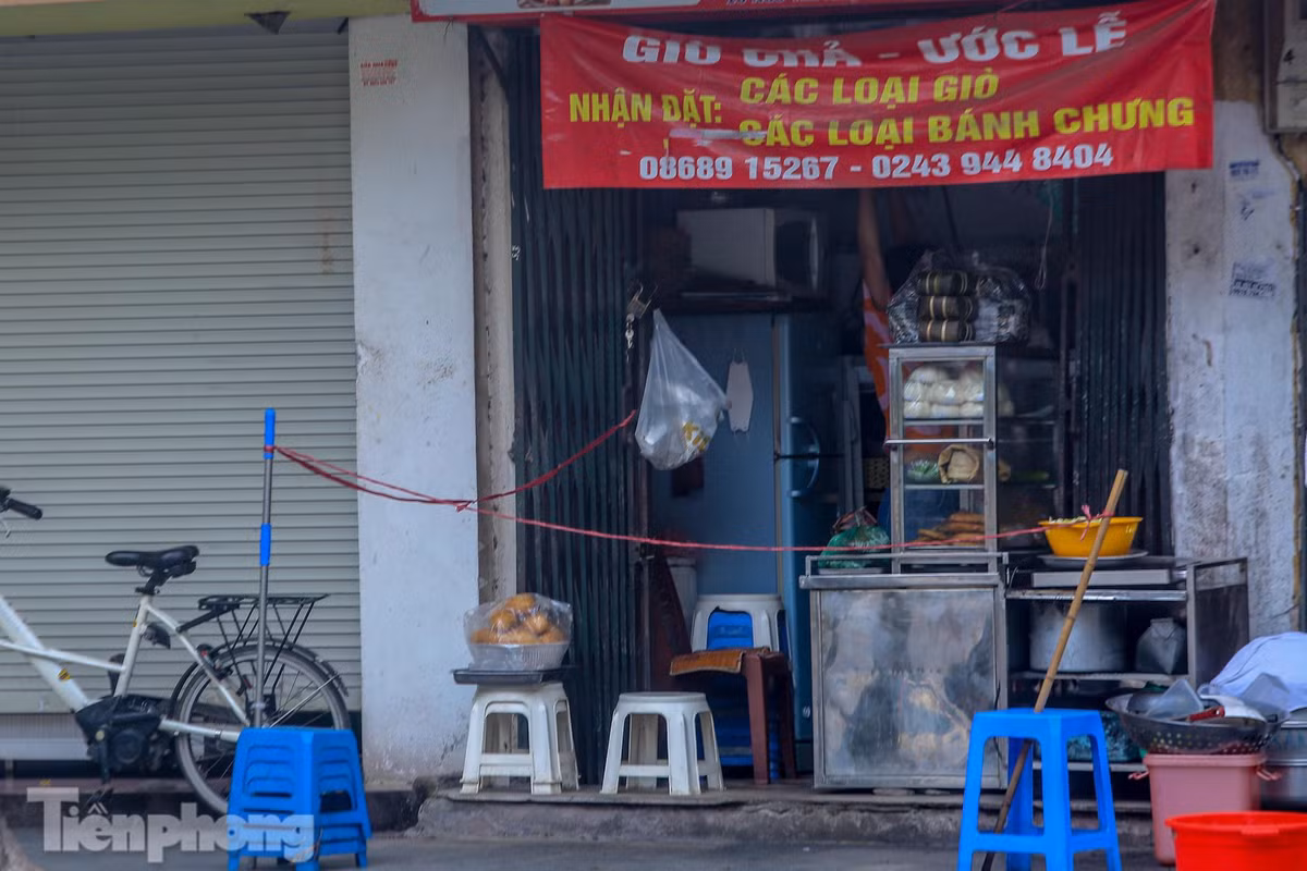 Để giữ khoảng cách trong mùa dịch, một cửa hàng tự giăng dây quanh cửa bằng những vật dụng đơn giản.