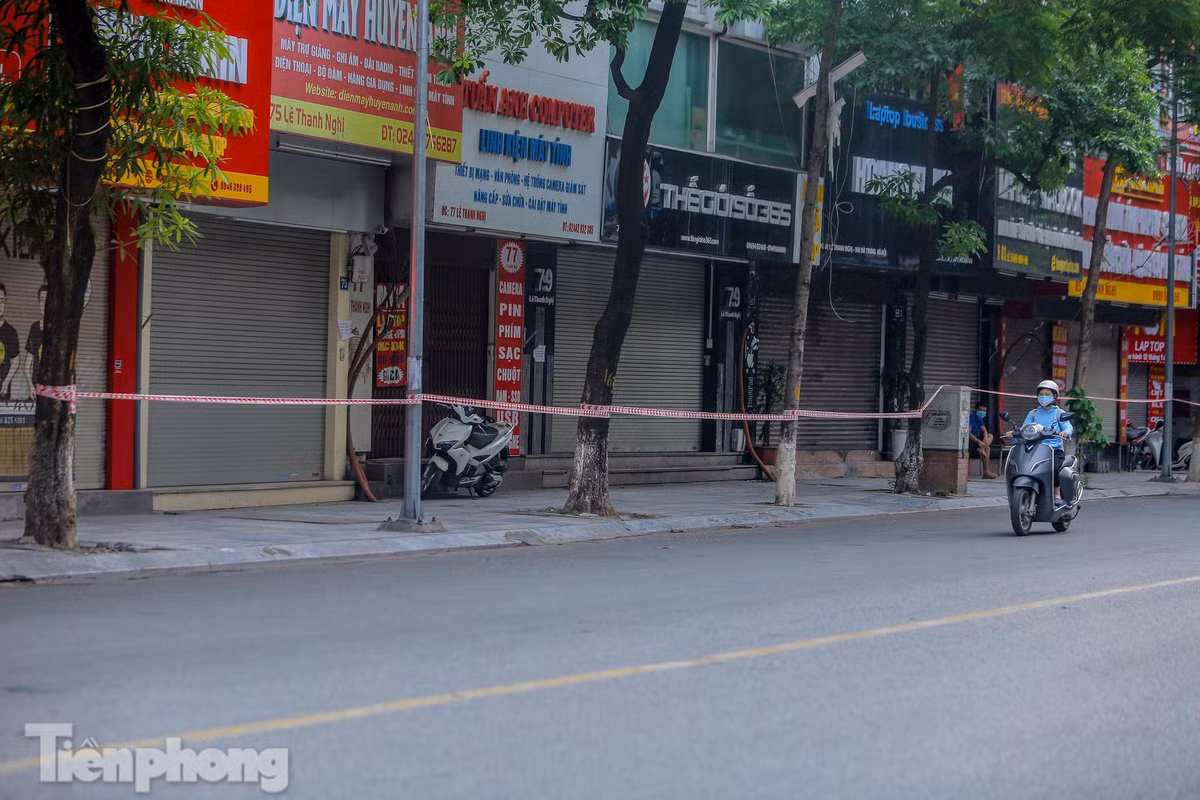 Cả dãy phố Lê Thanh Nghị được giăng dây, trừ những cửa hàng bán thực phẩm, siêu thị...