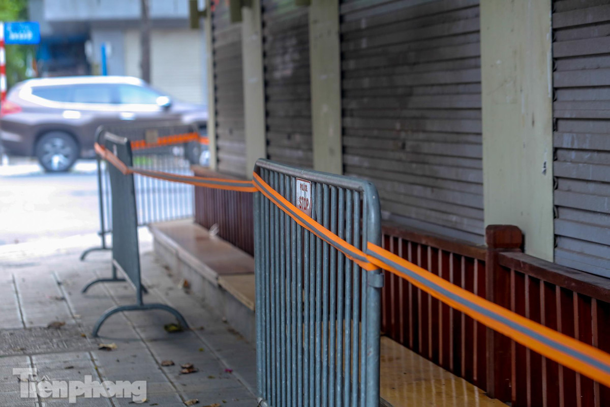 Mặc dù quán cà phê đóng cửa nhưng lực năng vẫn căng dây, rào barie tránh người dân tụ tập tại khu vực này.