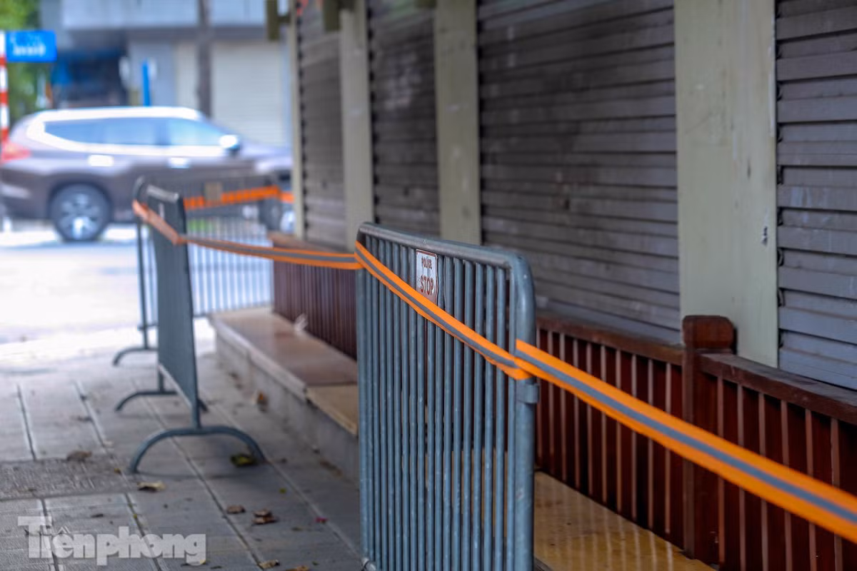 Mặc dù quán cà phê đóng cửa nhưng lực năng vẫn căng dây, rào barie tránh người dân tụ tập tại khu vực này.
