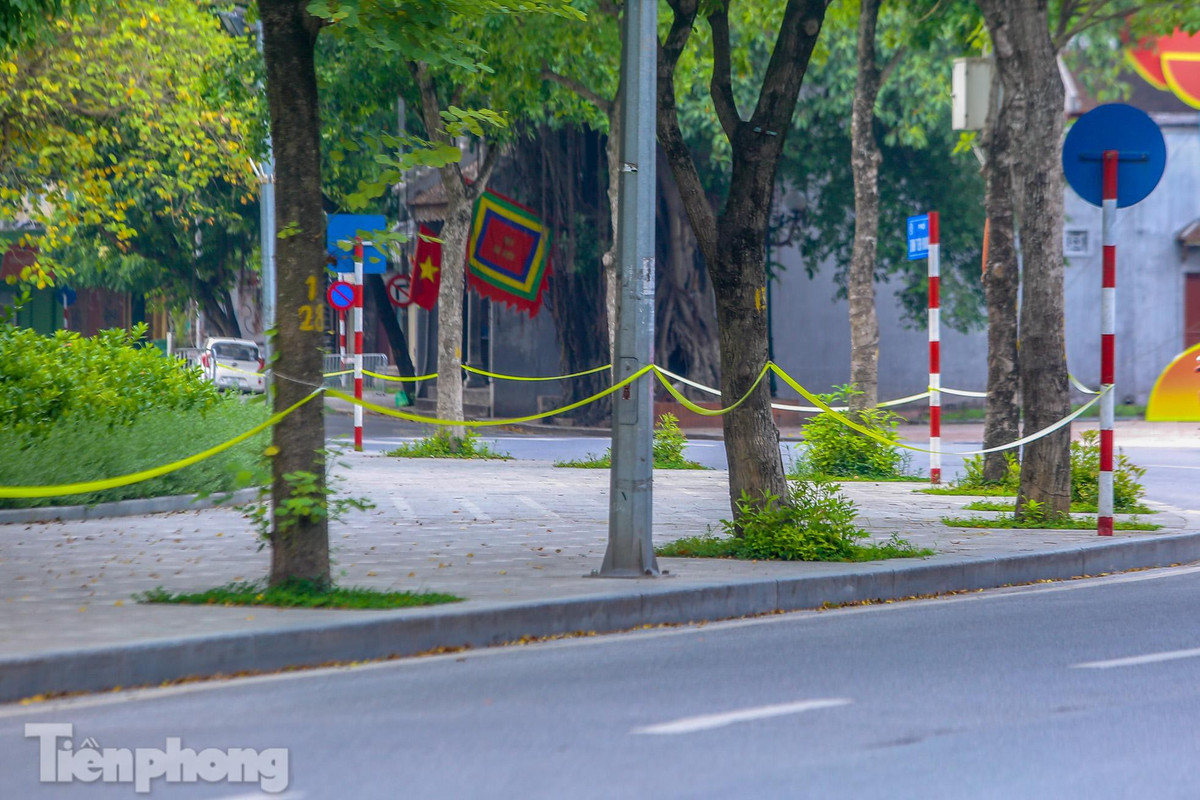Khu vực Hồ Gươm - "Trái tim của Hà Nội" bị giăng dây quây kín, không một bóng người.