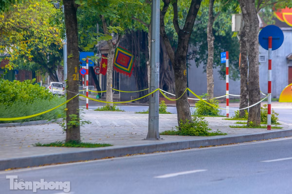 Khu vực Hồ Gươm - "Trái tim của Hà Nội" bị giăng dây quây kín, không một bóng người.