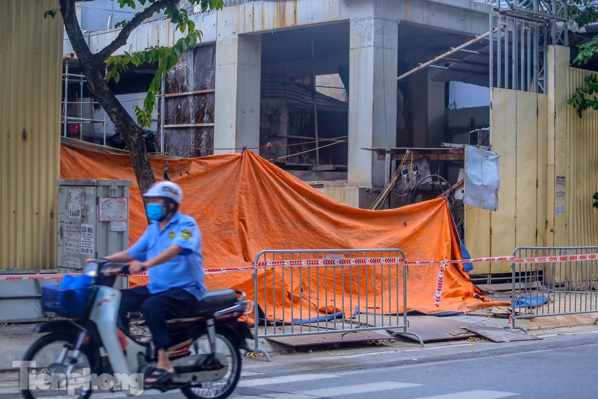 Dây được căng xung quanh công trình xây dựng, một hoạt động tạm dừng trong thời gian giãn cách xã hội.