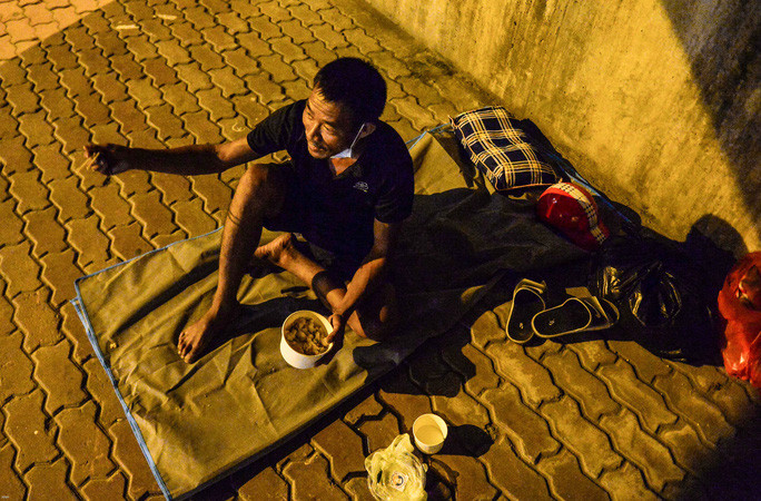 Video: Nhieu nguoi lay lat, chon gam cau la “nha” trong nhung ngay gian cach