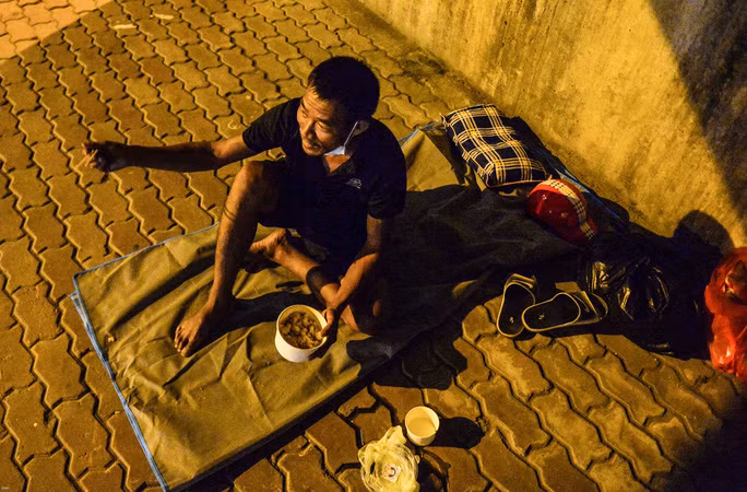 Video: Nhieu nguoi lay lat, chon gam cau la “nha” trong nhung ngay gian cach