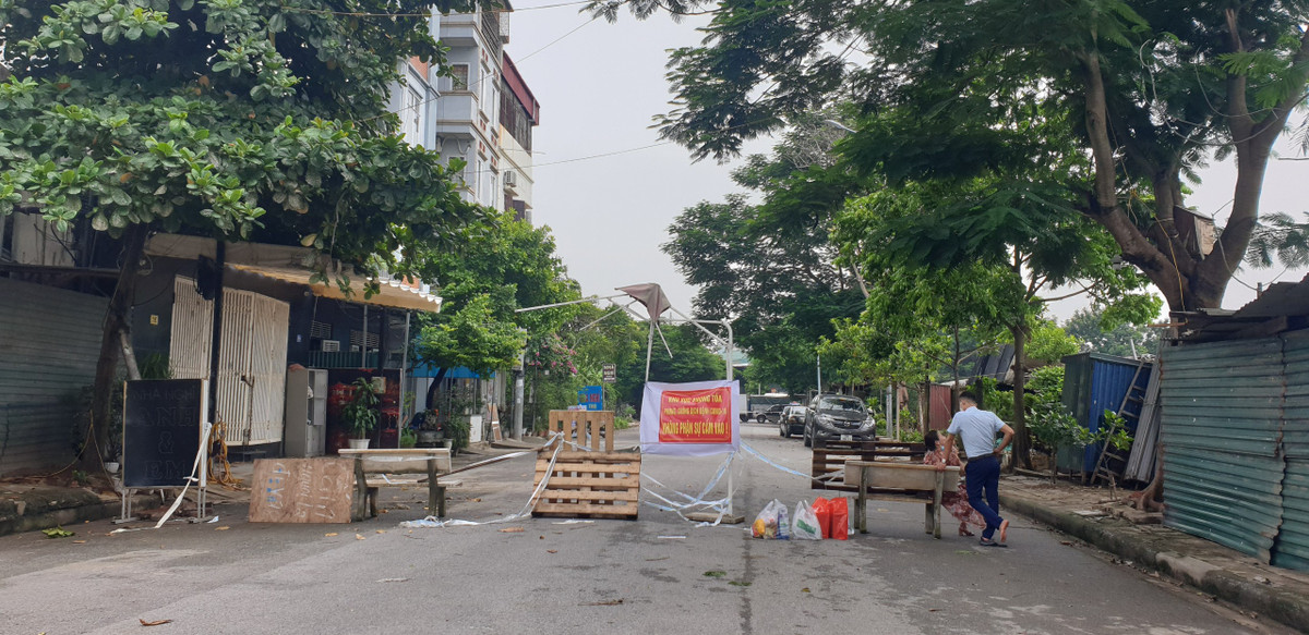 Một số hộ dân nằm sát cụm công nghiệp cũng buộc phải nằm trong vùng phong tỏa để kiểm soát dịch bệnh.