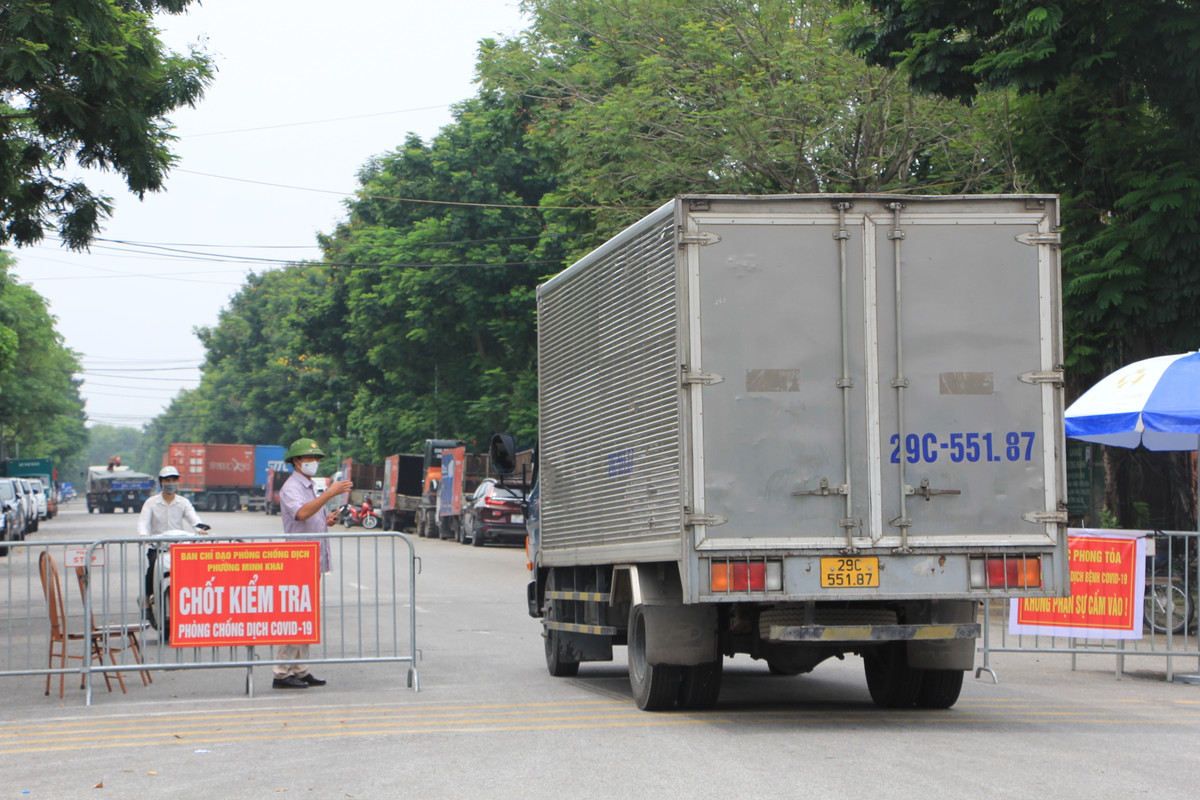 Ở những cổng ra vào cụm công nghiệp nằm sát Quốc lộ 32 đều được bố trí nhân viên giữ chốt. Một số xe vận tải hàng hóa vẫn được ra vào cụm công nghiệp vì phía trong còn rất nhiều kho xưởng, công ty hoạt động.