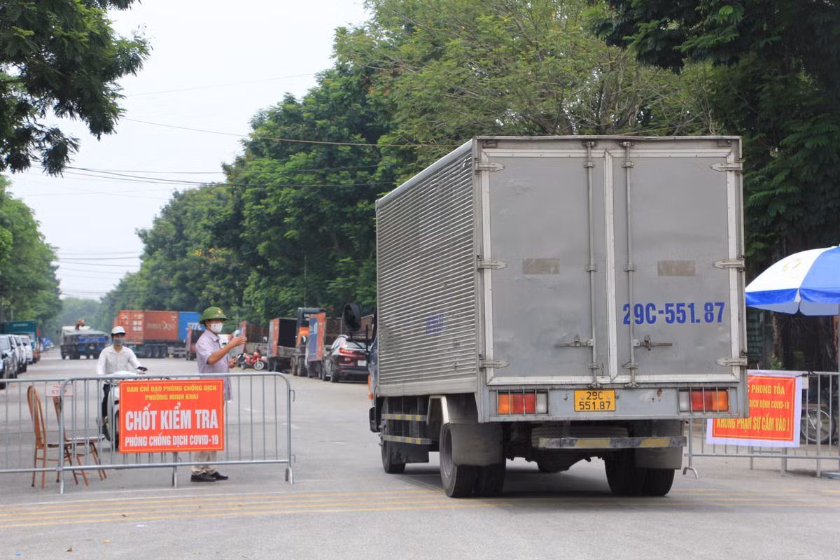 Ở những cổng ra vào cụm công nghiệp nằm sát Quốc lộ 32 đều được bố trí nhân viên giữ chốt. Một số xe vận tải hàng hóa vẫn được ra vào cụm công nghiệp vì phía trong còn rất nhiều kho xưởng, công ty hoạt động.