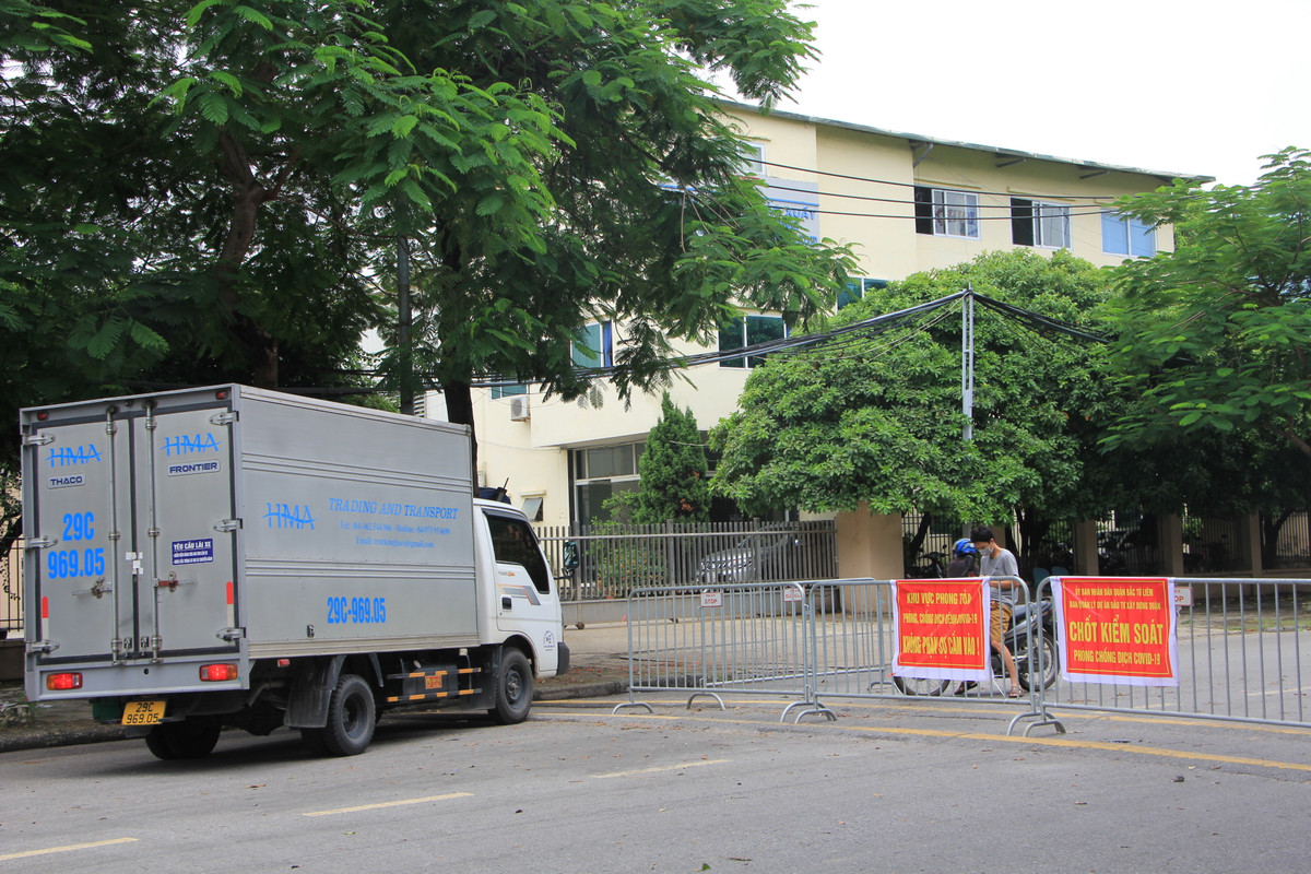 Tuy nhiên, người dân xung doanh cụm công nghiệp vẫn thắc mắc vì sao đã phong tỏa mà vẫn đông người ra vào cụm công nghiệp? Điều này gây hoang mang và tiềm ẩn nguy cơ lây nhiễm dịch bệnh.