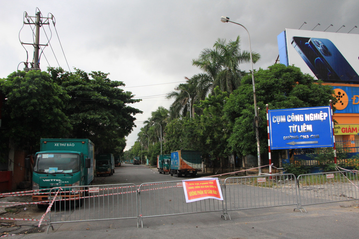 COVID-19: O to thanh rao chan cac loi vao cum cong nghiep Tu Liem