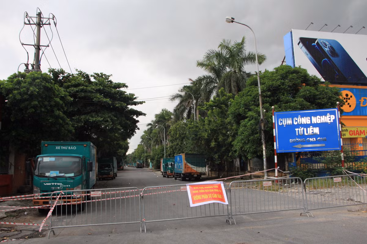 COVID-19: O to thanh rao chan cac loi vao cum cong nghiep Tu Liem