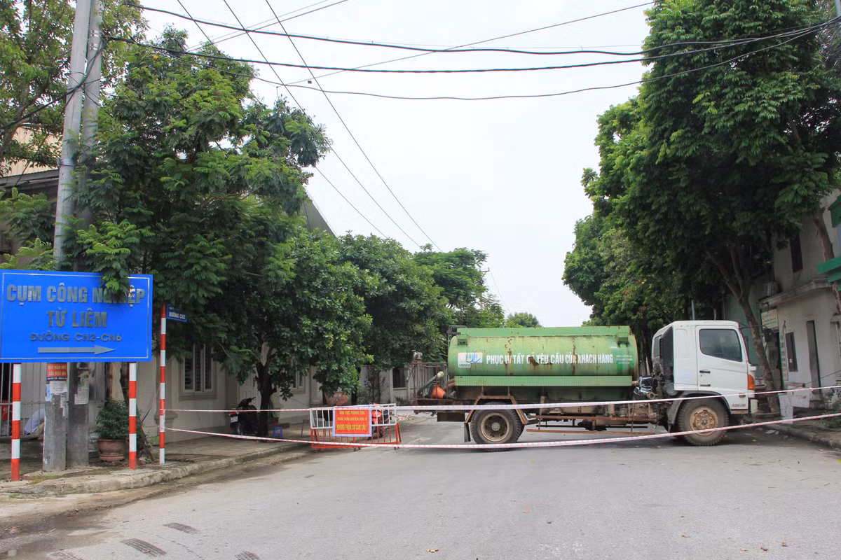 Theo ghi nhận của PV Báo Tri thức và Cuộc sống, cụm công nghiệp Từ Liêm có 7 cổng dẫn vào. Tất cả 7 cổng này đều đã được dựng rào chắn. Những chiếc xe ô tô lớn được huy động để làm nhiệm vụ chặn đường.