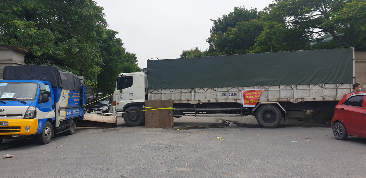 Hàng rào chắn bằng ô tô được dựng lên ở các cổng vào cụm công nghiệp Từ Liêm.