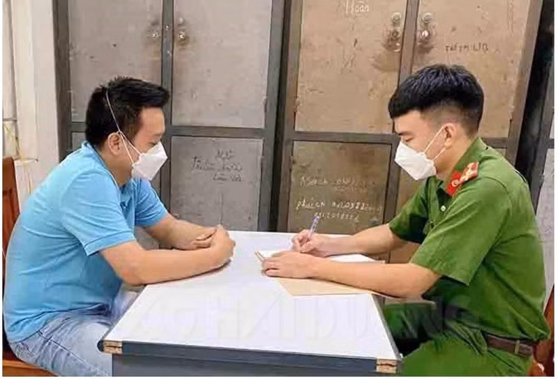 Khoi to vu an lam gia giay xet nghiem COVID-19 de di qua chot kiem dich-Hinh-2