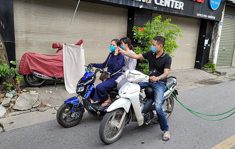 Ha Noi gian cach, nam thanh nien rinh rap ngoai duong cuop dien thoai