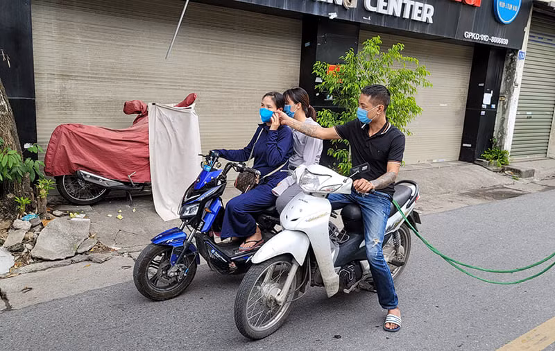 Ha Noi gian cach, nam thanh nien rinh rap ngoai duong cuop dien thoai