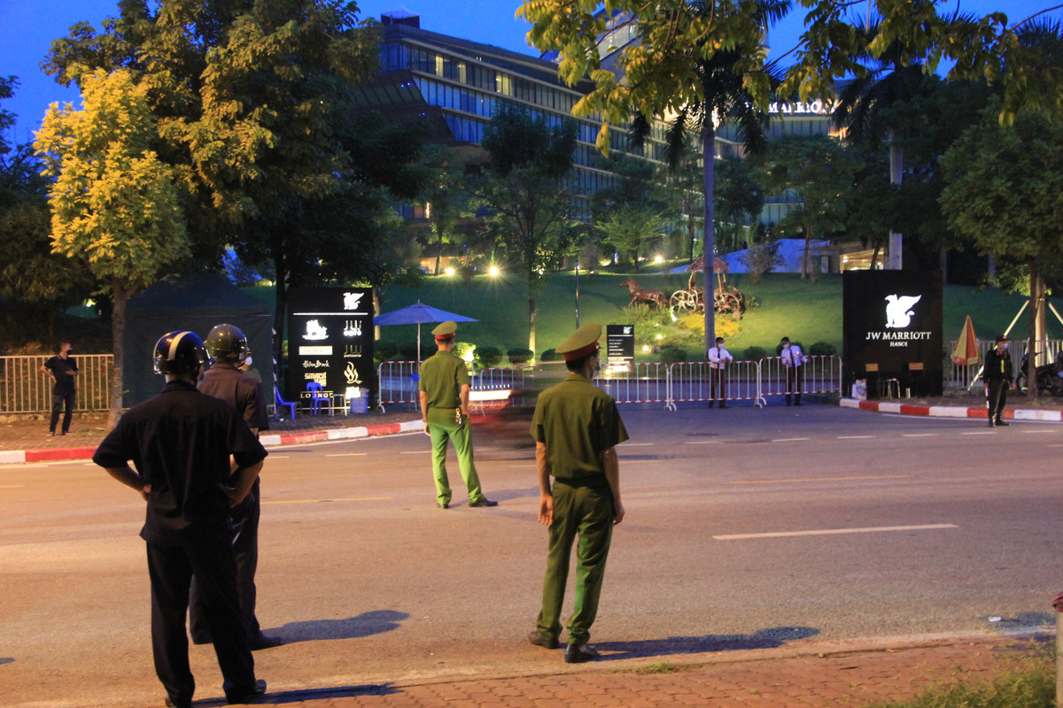 Cổng chính vào khách sạn được bố trí nhiều lớp an ninh.