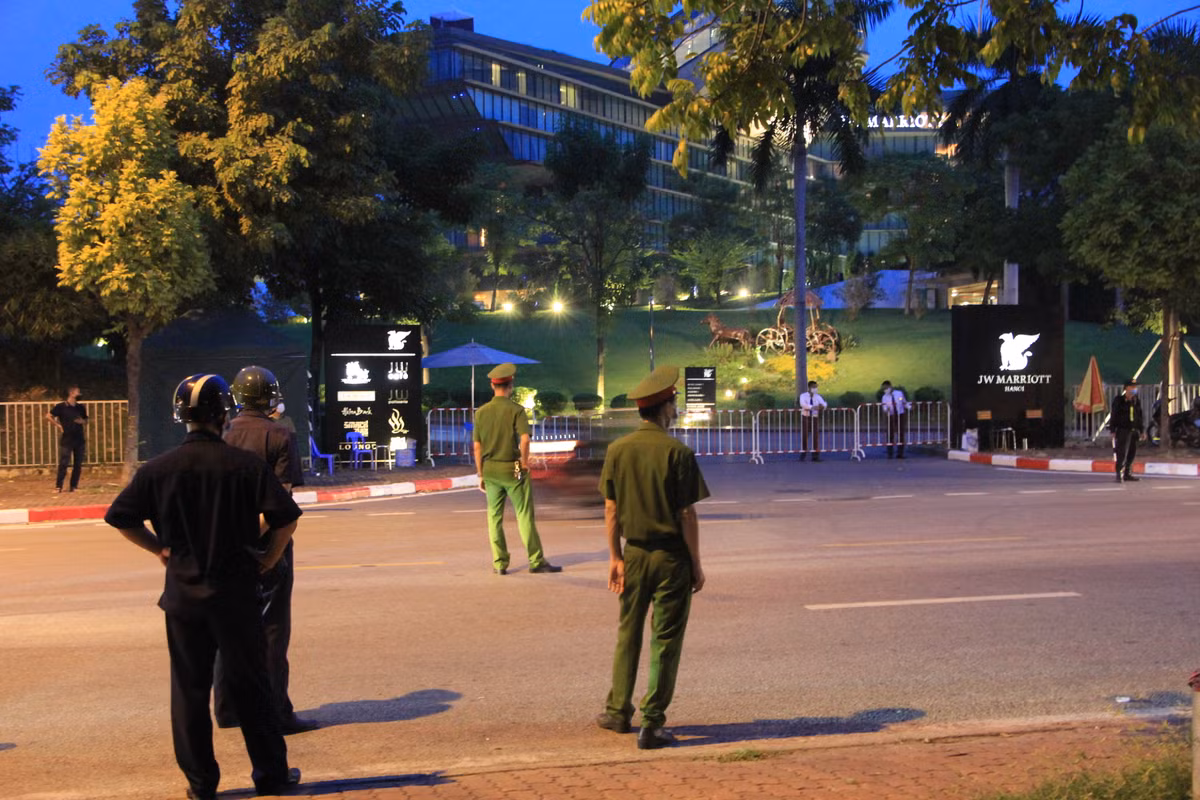 Cổng chính vào khách sạn được bố trí nhiều lớp an ninh.