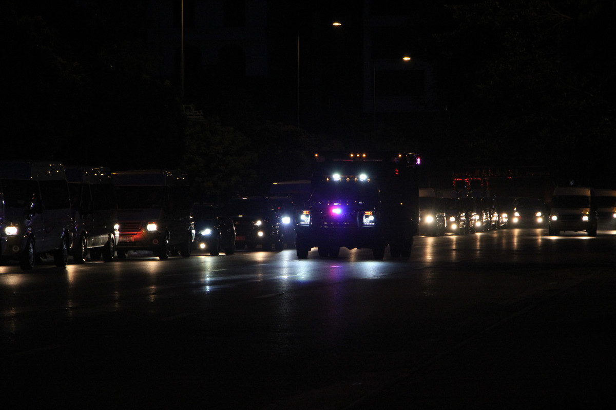 Chiếc xe bảo đảm an ninh di chuyển cuối cùng để "khóa" đoàn.