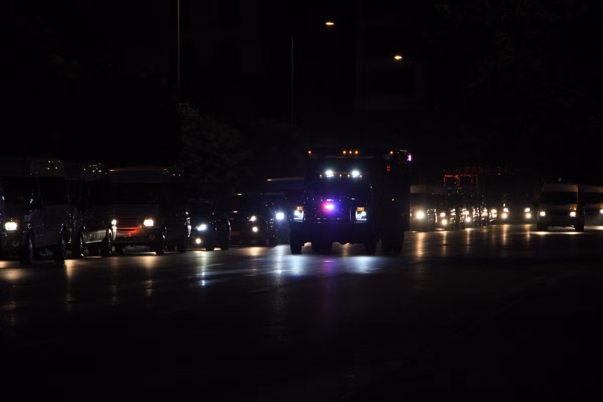 Chiếc xe bảo đảm an ninh di chuyển cuối cùng để "khóa" đoàn.