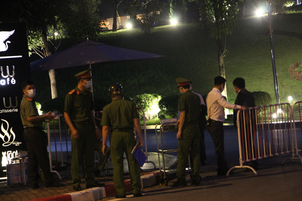 Người ra vào khách sạn cũng được kiểm soát chặt chẽ.