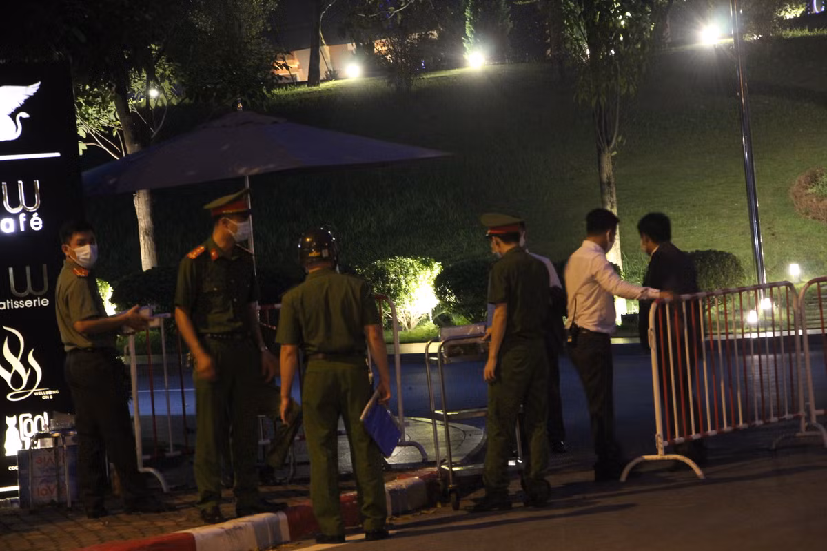 Người ra vào khách sạn cũng được kiểm soát chặt chẽ.