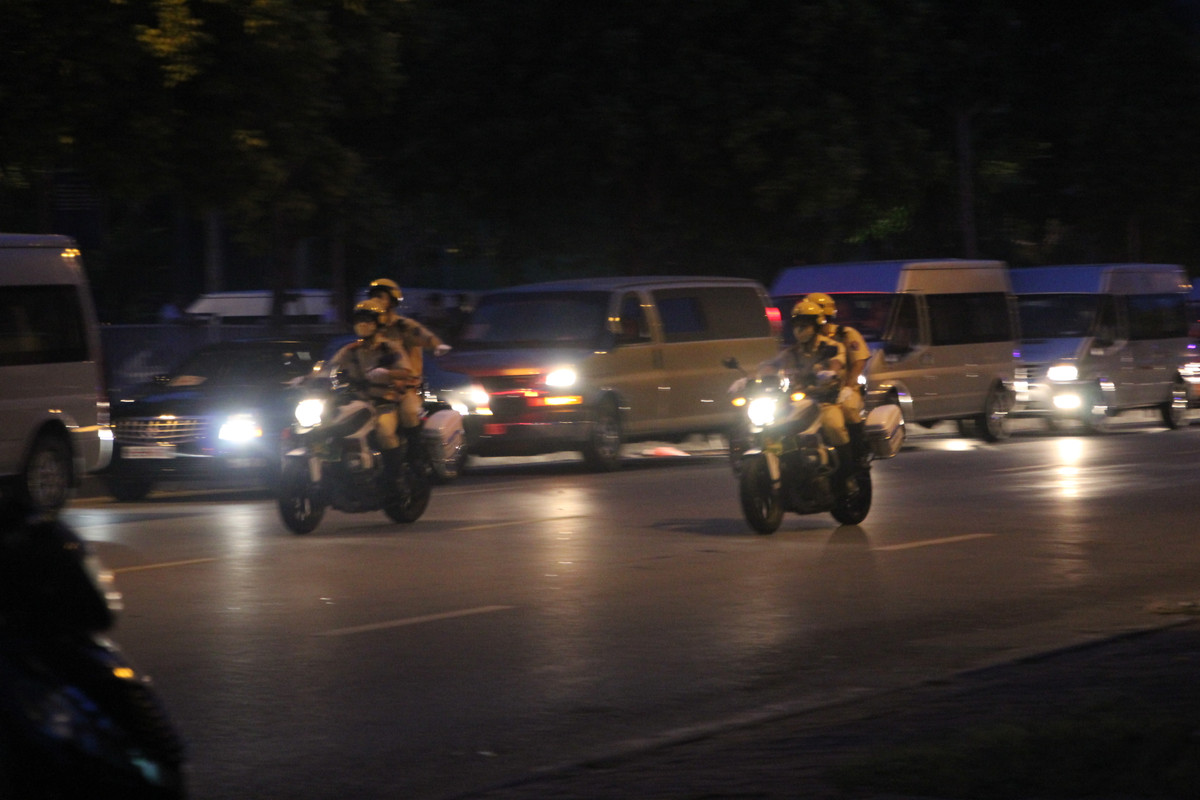 Lực lượng CSGT dẫn đoàn, theo sau là khoảng 20 chiếc xe ô tô.