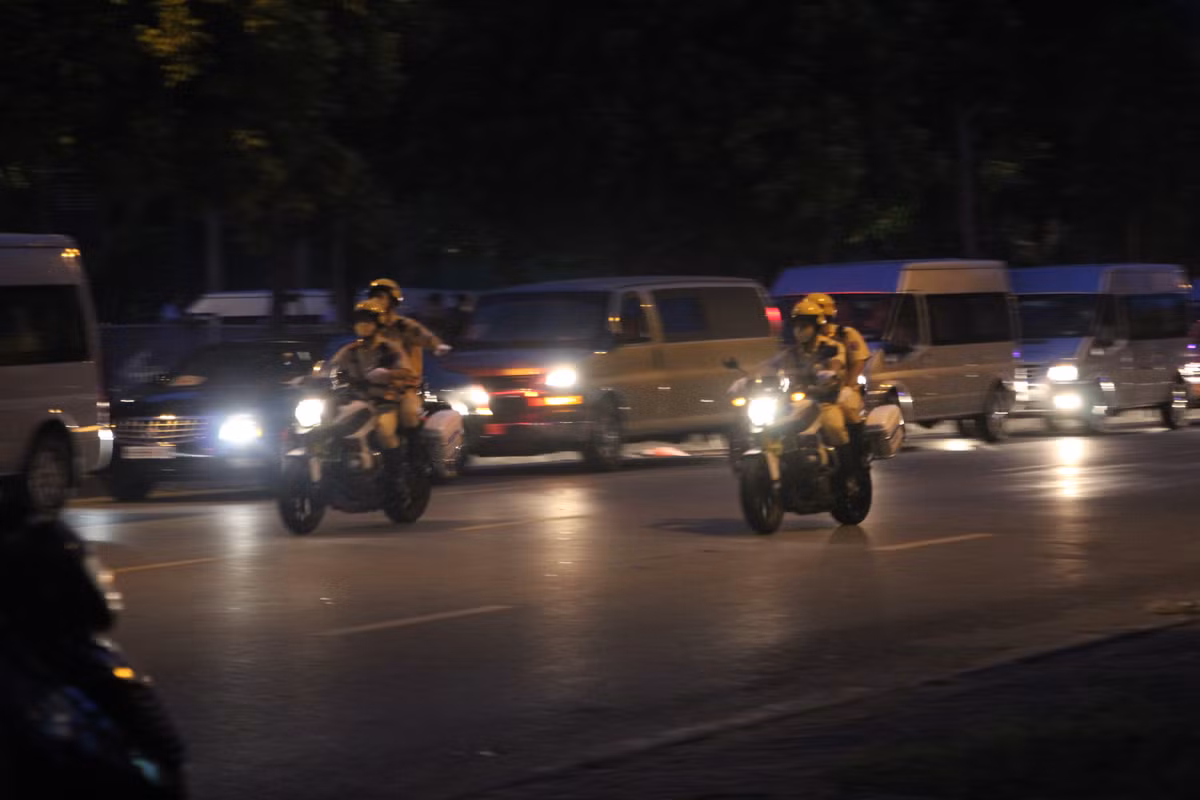 Lực lượng CSGT dẫn đoàn, theo sau là khoảng 20 chiếc xe ô tô.