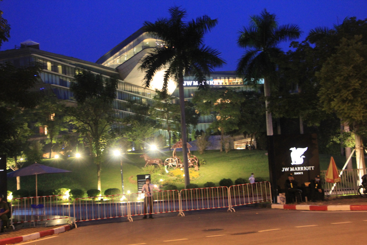 Do Hà Nội đang giãn cách xã hội nên các nhân viên an ninh cũng "nhàn" hơn, nhưng không vì thế mà công tác lơi lỏng.