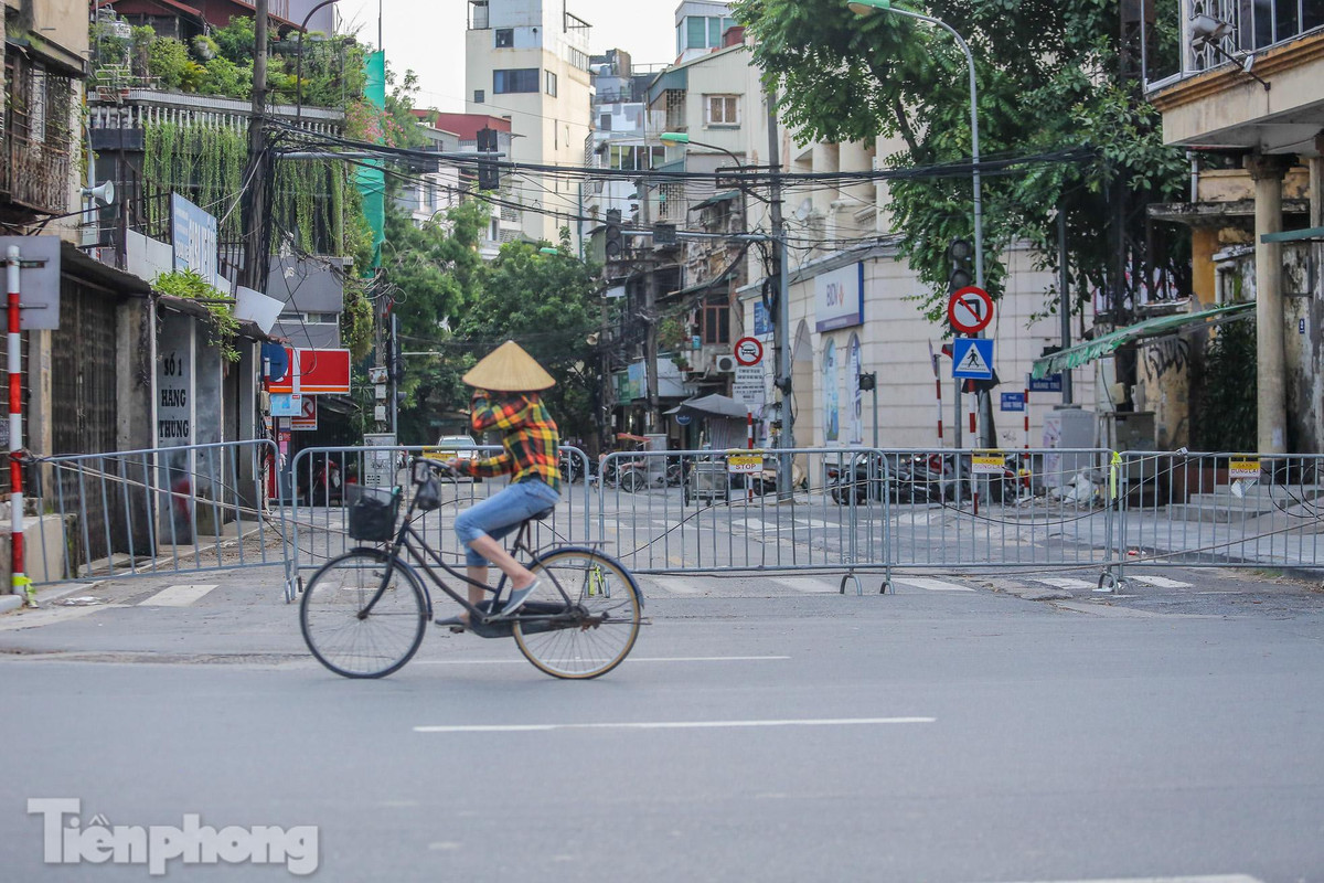 Nhiều tối tắt ngang đi vào khu vực trung tâm quận Hoàn Kiếm được chặn hàng rào barie.
