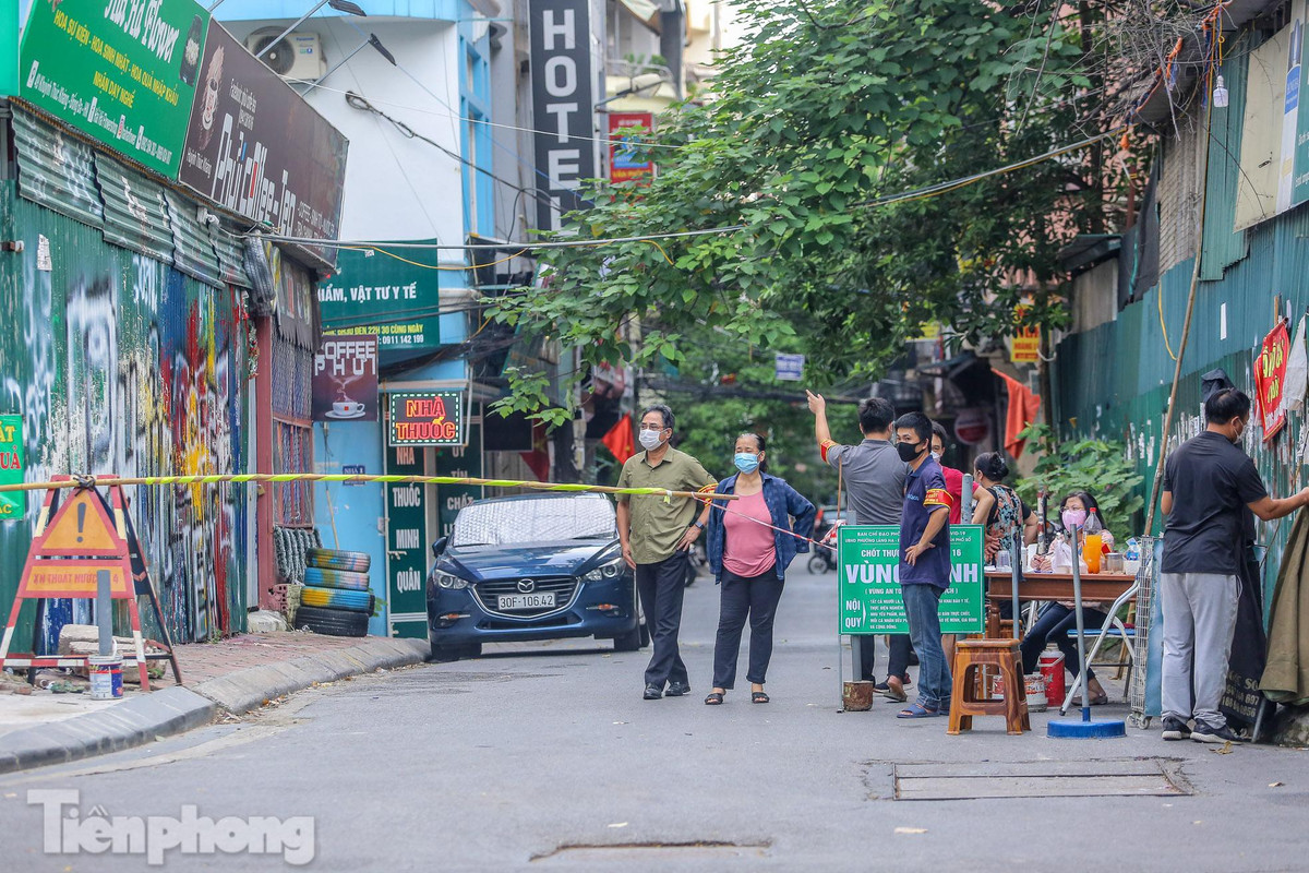 Dựng barie chắn lên xuống để kiểm soát người ra vào ngõ. Rất nhiều những người lớn tuổi vẫn xung phong tham gia công tác giữ chốt, phòng dịch. 