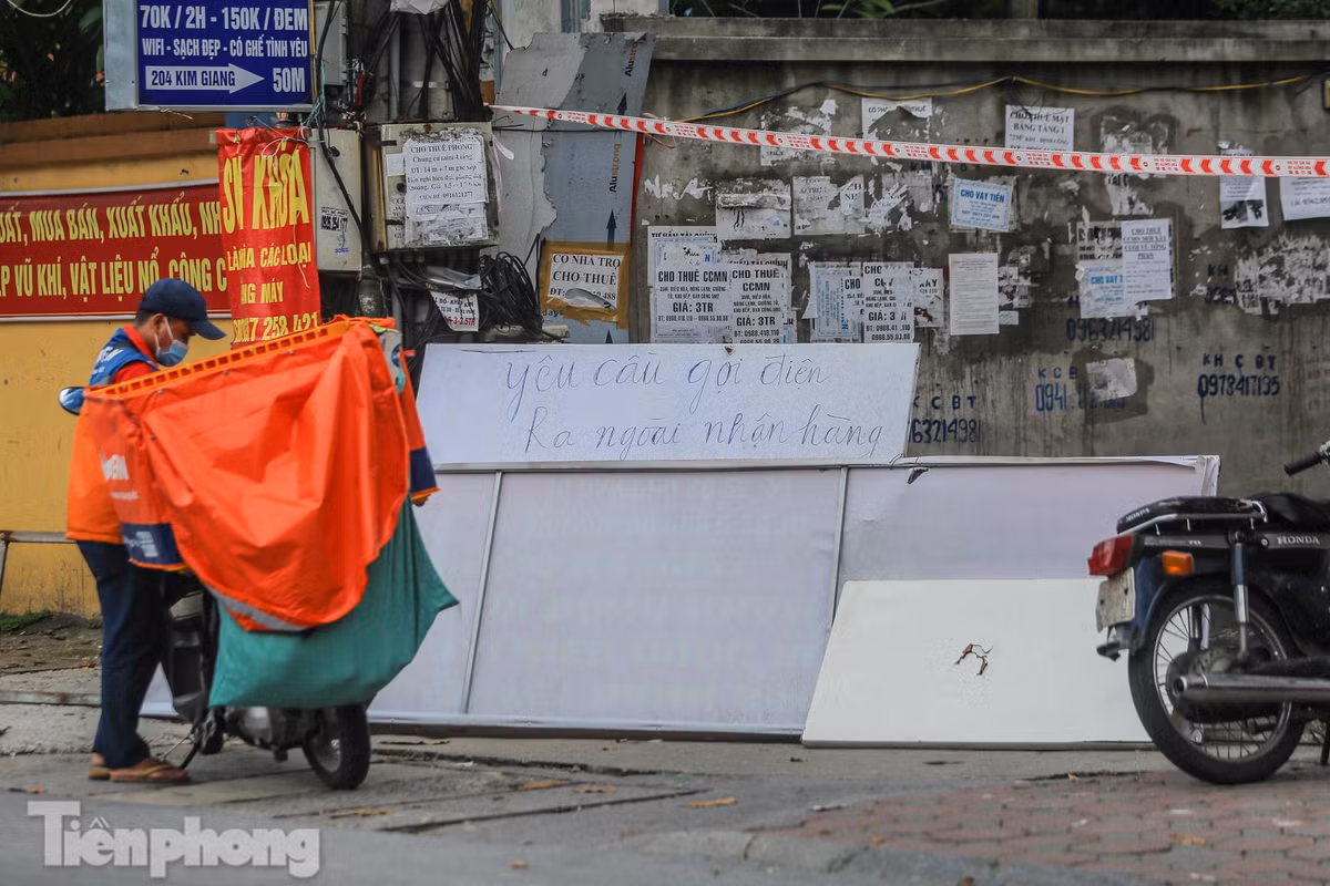 Những tấm khẩu hiệu được viết bằng tay, tuy đơn sơ nhưng cũng thể hiện được sự quyết tâm phòng chống dịch bệnh. 