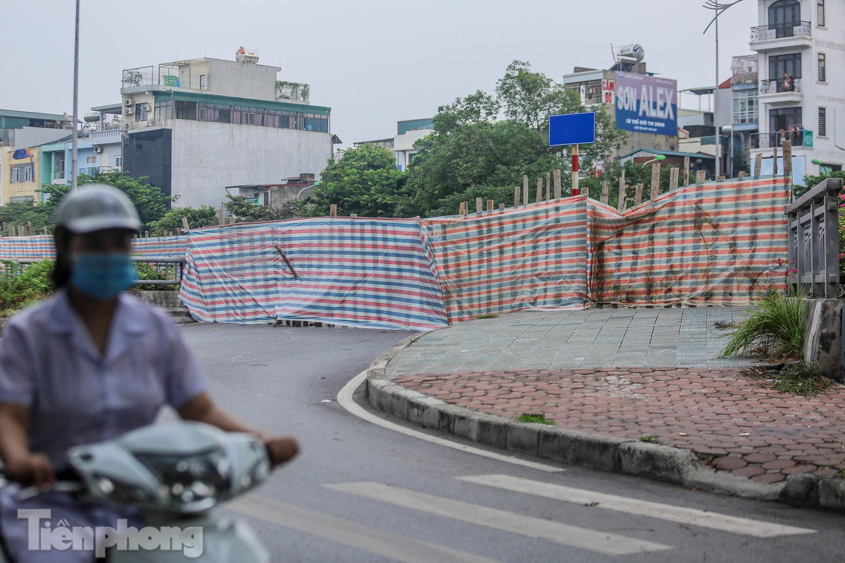 Cây cầu bắc ngang sông Tô Lịch được rào kín bằng bạt và thanh gỗ.
