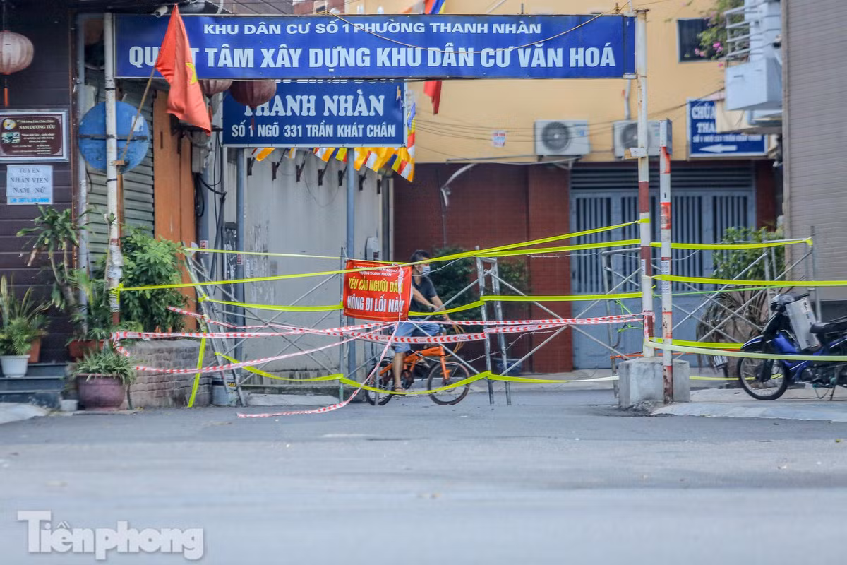 Dây giăng chằng chịt trước một lối ra đường lới tại một khu dân cư. 