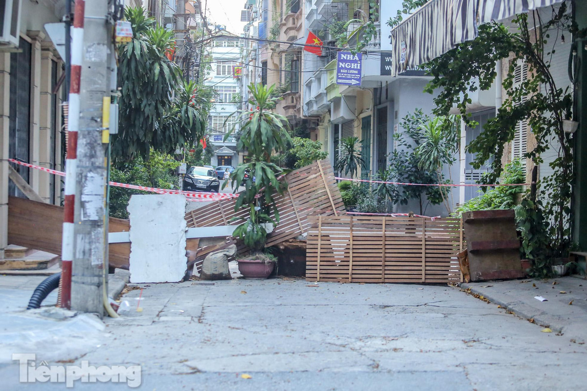 Những đồ phế liệu, phế thải được tận dụng để chắn lối vào một khu phố.