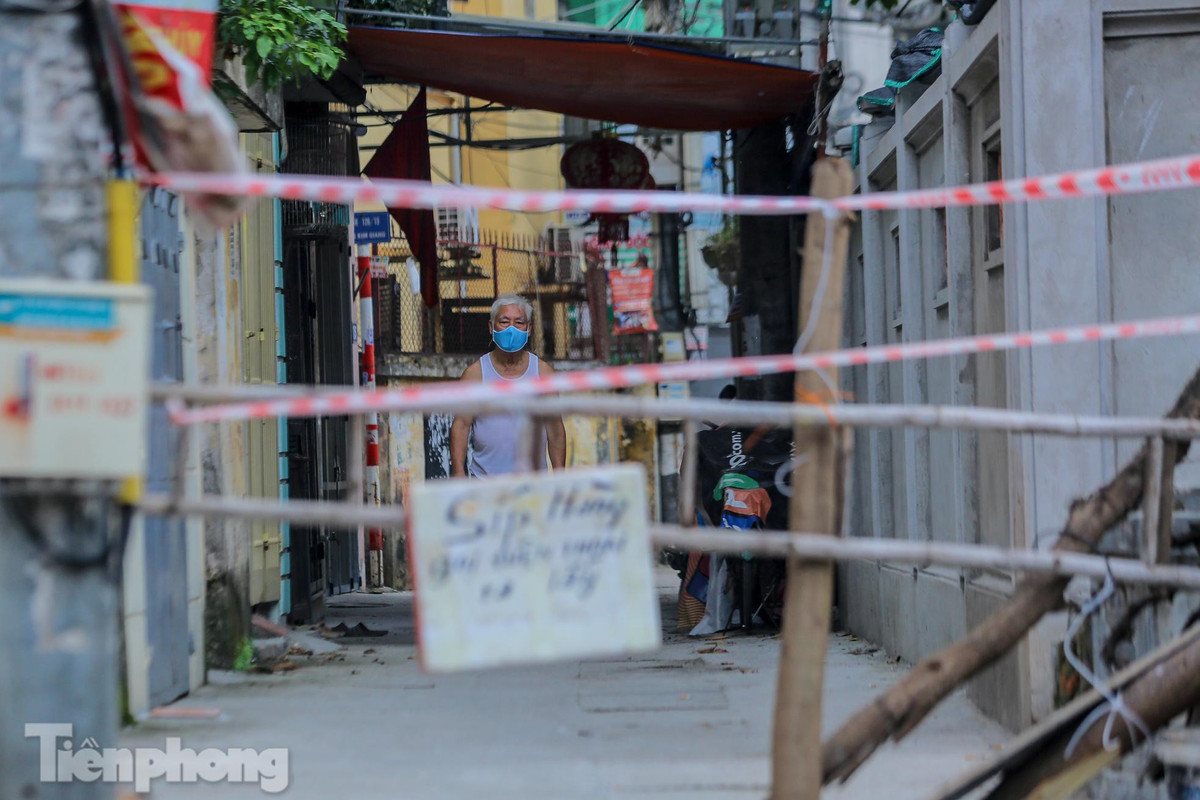 Nhiều ngõ nhỏ bị chặn để hạn chế người dân ra đường.