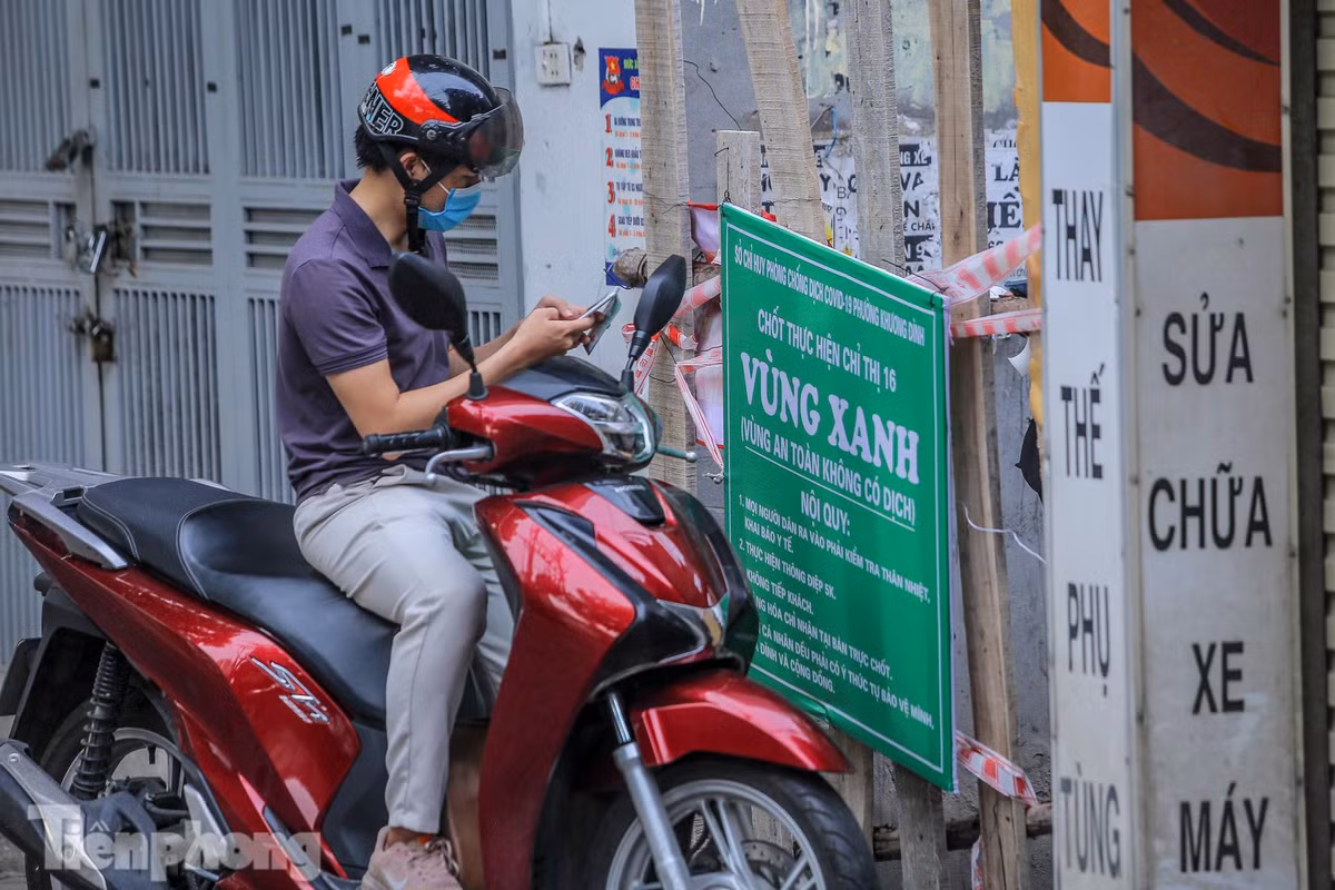 Dùng các tấm gỗ lớn chặn người lạ vào ngõ, việc giao hàng sẽ được thực hiện ở bên ngoài.