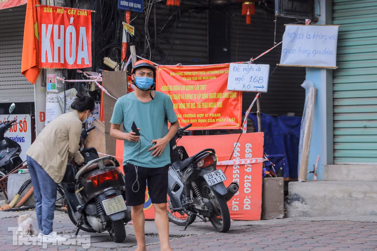 Các khu vực dùng mọi cách để bảo vệ khu vực "vùng xanh", nhiều con ngõ, con phố đã được bịp chặt bằng mọi cách. 