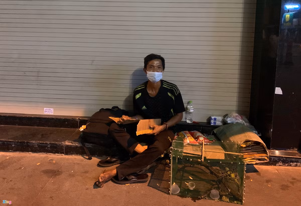 Bà Tô Thị Bích Châu, Ủy viên Ban Thường vụ Thành ủy, Chủ tịch Ủy ban MTTQ VN TP.HCM cũng thừa nhận, người lang thang là một vấn đề xã hội còn tồn tại của TP.HCM, nhất là trong giai đoạn bùng phát dịch bệnh. Bà Châu khẳng định người lang thang ở TP.HCM sẽ được thu dung, được xét nghiệm sàng lọc COVID-19, khám sức khỏe, bố trí nơi ăn chốn nghỉ phù hợp, chấm dứt cảnh lang thang ăn ngủ nơi vỉa hè, đường phố. (Ảnh: Zing)