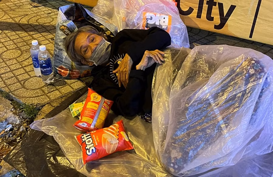 Có những hoàn cảnh, do mất việc làm, mất thu nhập, không có đường mưu sinh, không về được quê nhà để tránh dịch, không có tiền trả tiền nhà trọ, buộc phải “dạt” ra đường sống cảnh lang thang… (Ảnh: Vietnamnet)