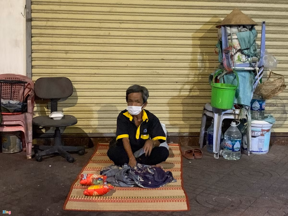 Hiện tại ở TP. HCM có rất nhiều cảnh đời thương tâm, sống lang thang nơi đường phố, công viên, nhà chờ xe buýt, vỉa hè… Cuộc sống của họ càng khốn khó hơn khi toàn thành phố giãn cách xã hội kéo dài. (Ảnh: Zing)
