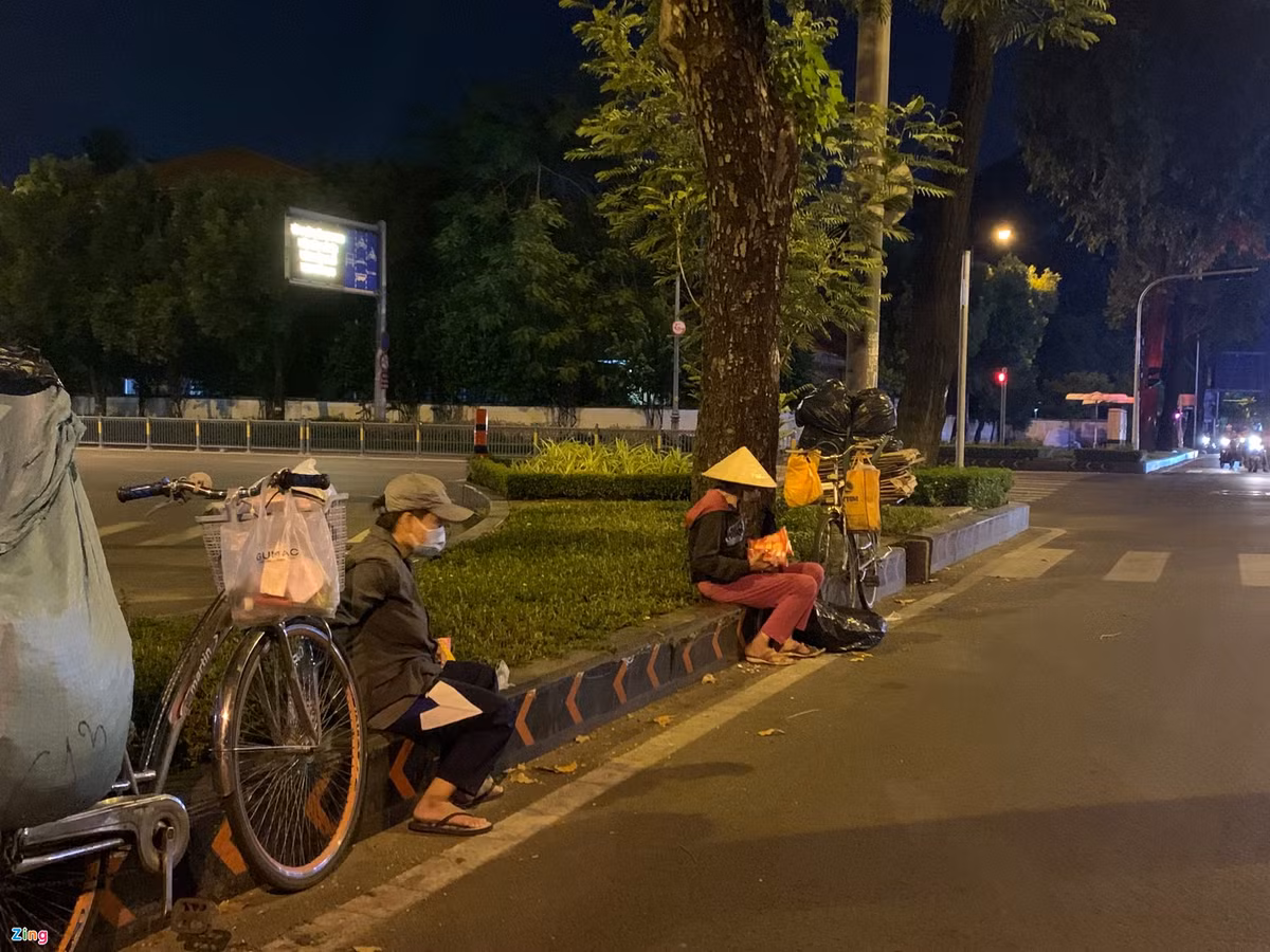 “Tôi đề nghị kiểm tra lại toàn bộ người lang thang, dứt khoát phải đưa vào nơi ổn định tạm thời trong chiến dịch này. Trong hôm nay (23/8), phải quản lý toàn bộ" - Phó thủ tướng Vũ Đức Đam yêu cầu. (Ảnh: Zing)