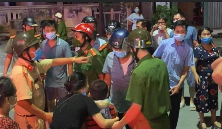  Bé trai bị trói chân tay, bịt miệng: Công an huyện Hậu Lộc (tỉnh Thanh Hóa) đang điều tra vụ một bé trai bị trói chân tay, bịt miệng và bỏ lại tại khu nhà hoang. Trước đó, tối 28/8, gia đình cháu T.D.A.Đ (8 tuổi, ở thị trấn Hậu Lộc) không thấy Đ đi chơi về nên đã tìm kiếm. Sau đó tìm thấy Đ ở khu vực nhiều nhà bỏ hoang, trong tình trạng bị trói chân tay, bịt miệng bằng băng keo và cuốn khắp người. Tuy nhiên, Chủ tịch thị trấn Hậu Lậu cho rằng "tin đồn thổi là vụ bắt cóc là không đúng".