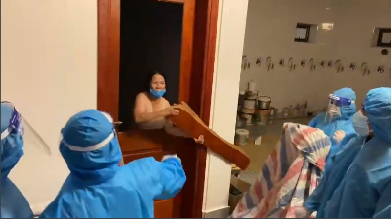  Tự lột quần áo, lăng mạ tổ truy vết: Công an huyện Diễn Châu (Nghệ An) vừa ra quyết định khởi tố vụ án, khởi tố bị can đối với Hoàng Thị Hồng (SN 1973, trú tại xã Diễn Kỷ, huyện Diễn Châu) để điều tra hành vi chống người thi hành công vụ. Trước đó, vợ chồng anh N.V.C và Hoàng Thị Hồng có liên quan đến trường hợp nhiễm COVID-19 nên buộc phải đi cách ly. Tuy nhiên, Hồng khóa cửa lại, tự lột quần, áo và có lời nói xúc phạm, thách thức các cán bộ. Hiện đối tượng đã được đưa đi cách ly và chịu sự giám sát.