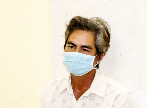  Con rể đổ thuốc trừ sâu vào lu nước hạ độc nhà vợ:Công an tỉnh Sóc Trăng tạm giữ hình sự Nguyễn Văn Công (SN 1976, ngụ phường 1, thị xã Ngã Năm) về hành vi “Đầu độc người khác bằng thuốc trừ sâu”.Do mâu thuẫn với cha mẹ vợ từ trước, Công về nhà lấy chai thuốc trừ sâu đổ vào chai nước lọc mang sang đổ vào 8 lu nước của gia đình vợ. May mắngia đình vợ phát hiện sự việc nên trình báo công an. Biết không thể trốn tránh, Công đến Công an thị xã Ngã Năm đầu thú khai nhận vi của phạm tội.